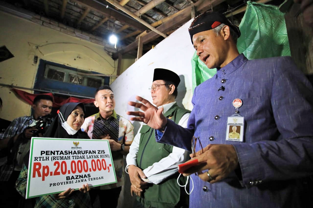 Ganjar Pranowo saat sambangi rumah sunarti