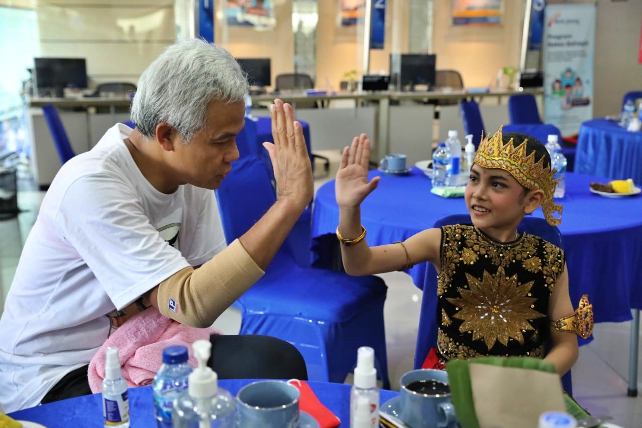 Ganjar bersama seorang anak setelah menari flash mob di Solo