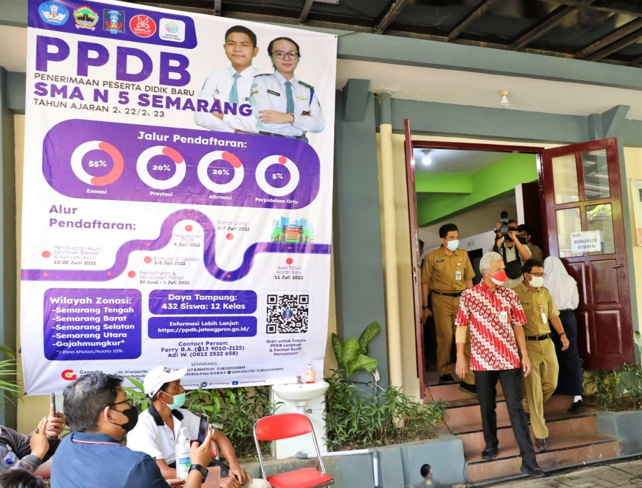 Ganjar cek PPDB di salah satu SMA di Semarang