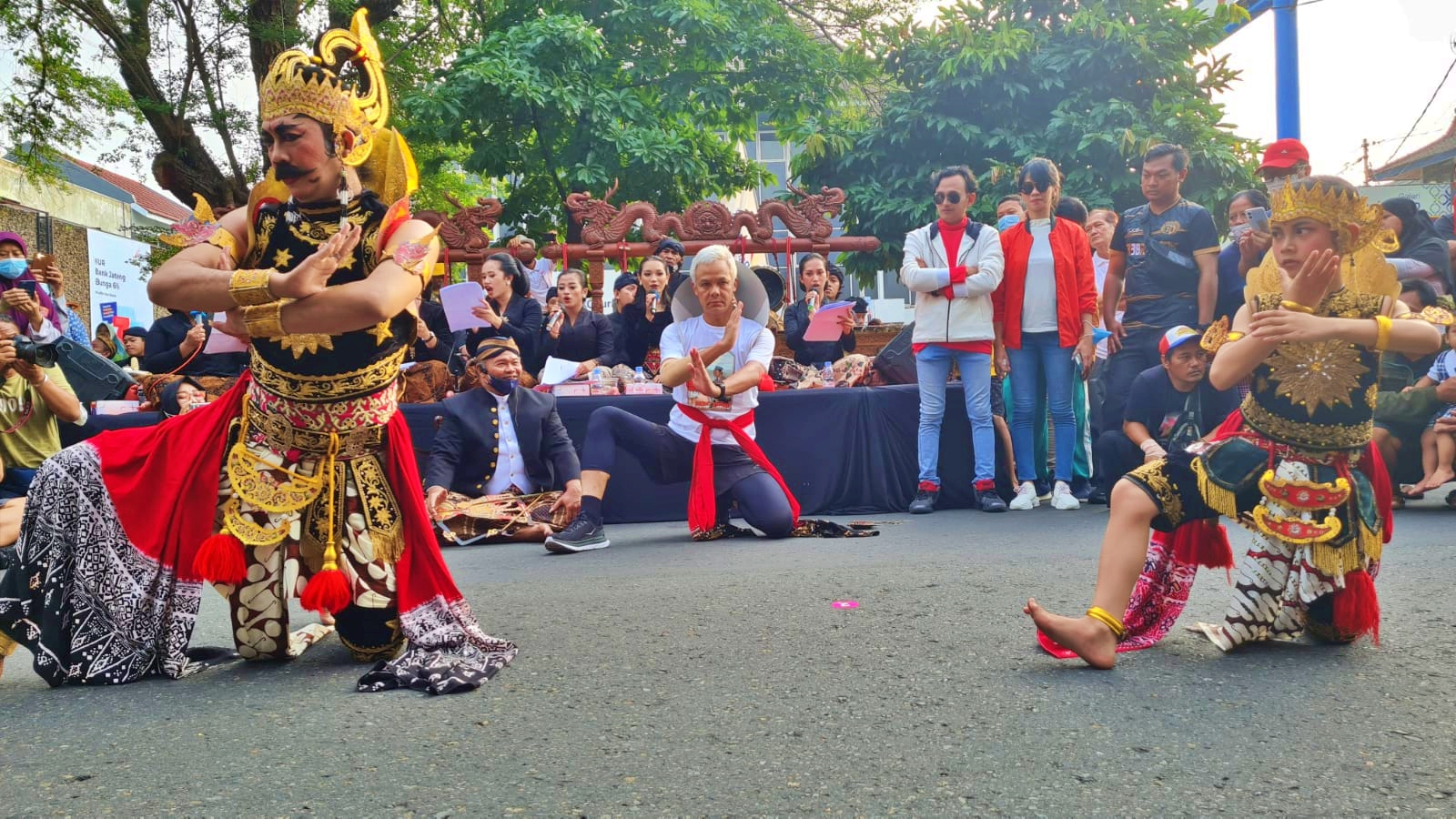 Ganjar pranowo ikut menari bersama Gatot Koco