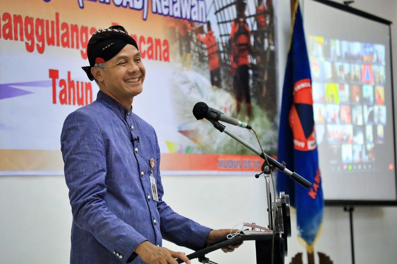 Ganjar saat berbicara dengan para relawan