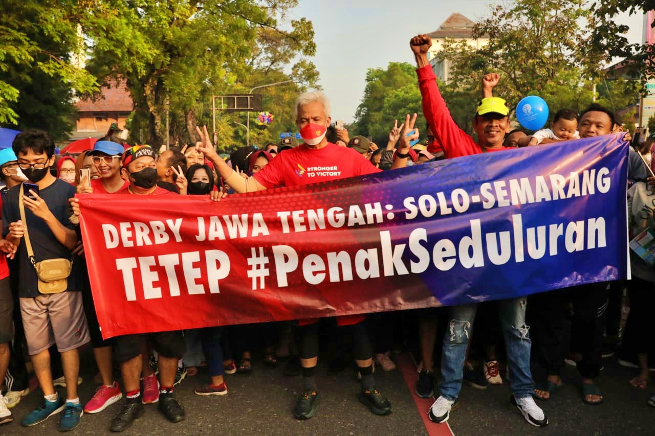 Ganjar saat kampanye bersama suporter di solo jelaang derby sepak bola semarang vs solo