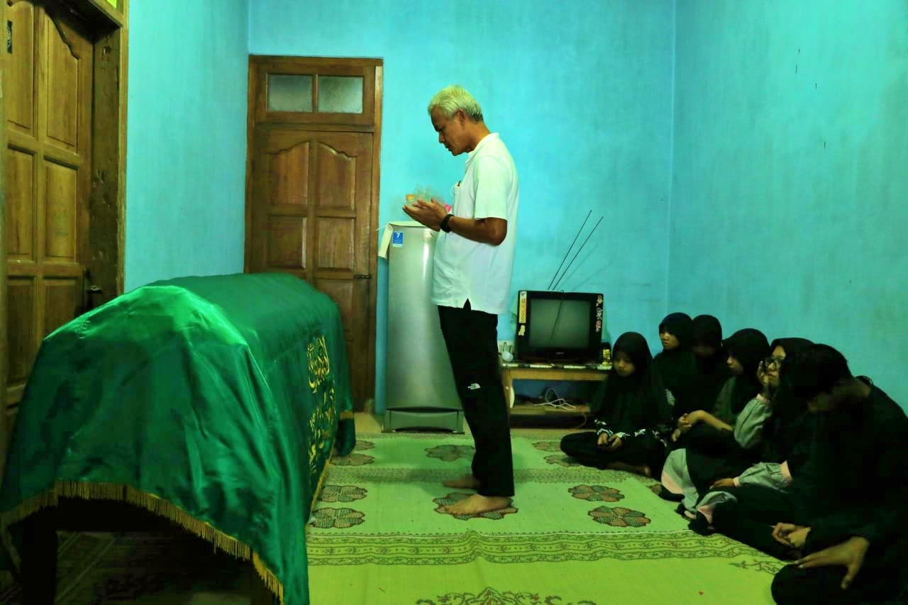 Ganjar saat melayat ke Almarhum teman semasa kecilnya