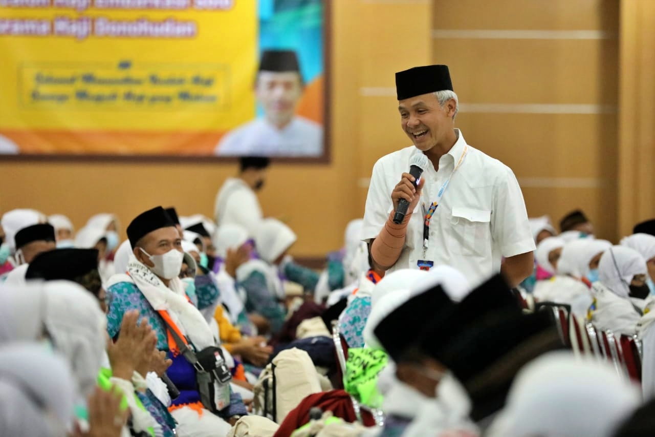 Ganjar saat memberikan arahan kepada Calon jamaah haji asal Jateng yang akan berangkat