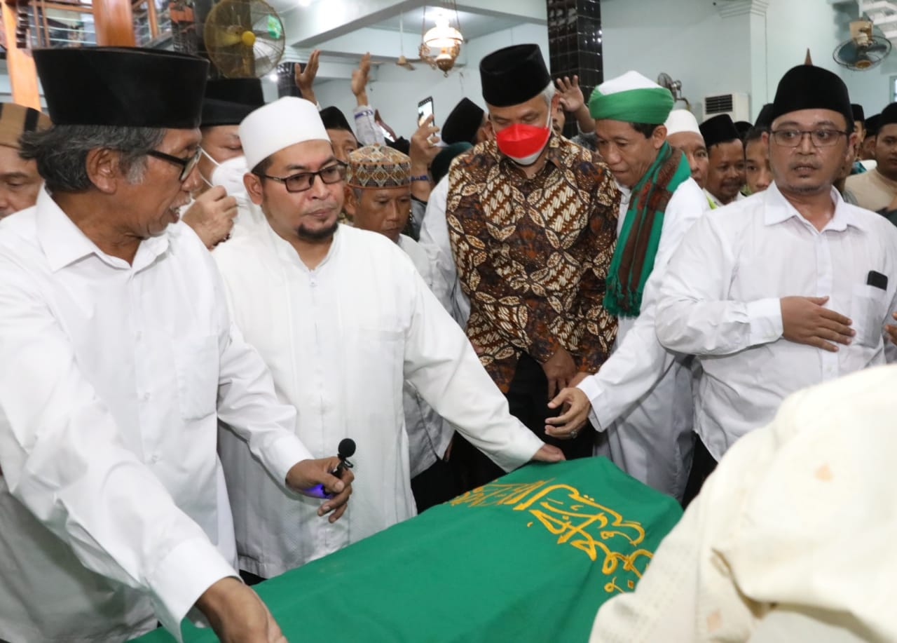 Ganjar saat takziah ke Mbah Dimyati