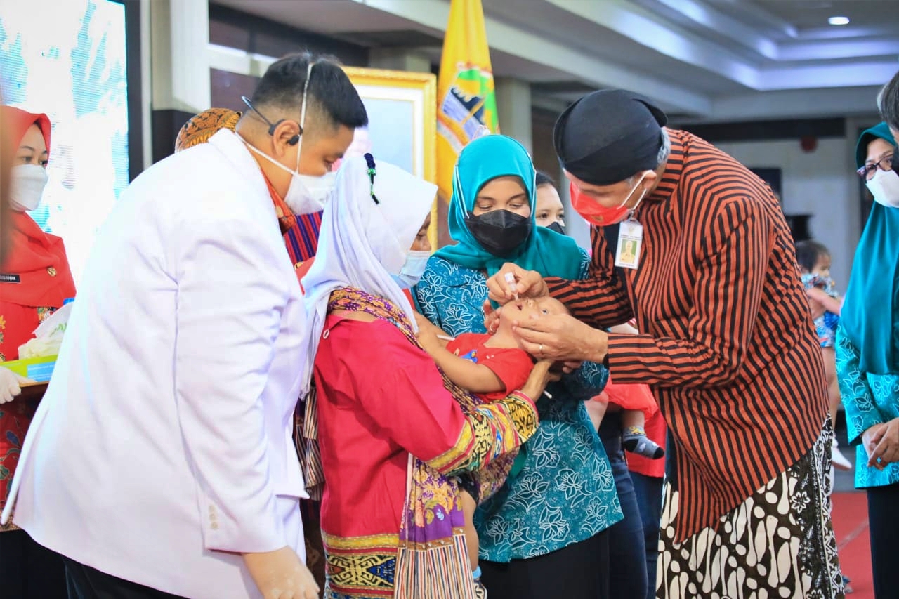Ganjar secara simbolis memberikan imunisasi anak