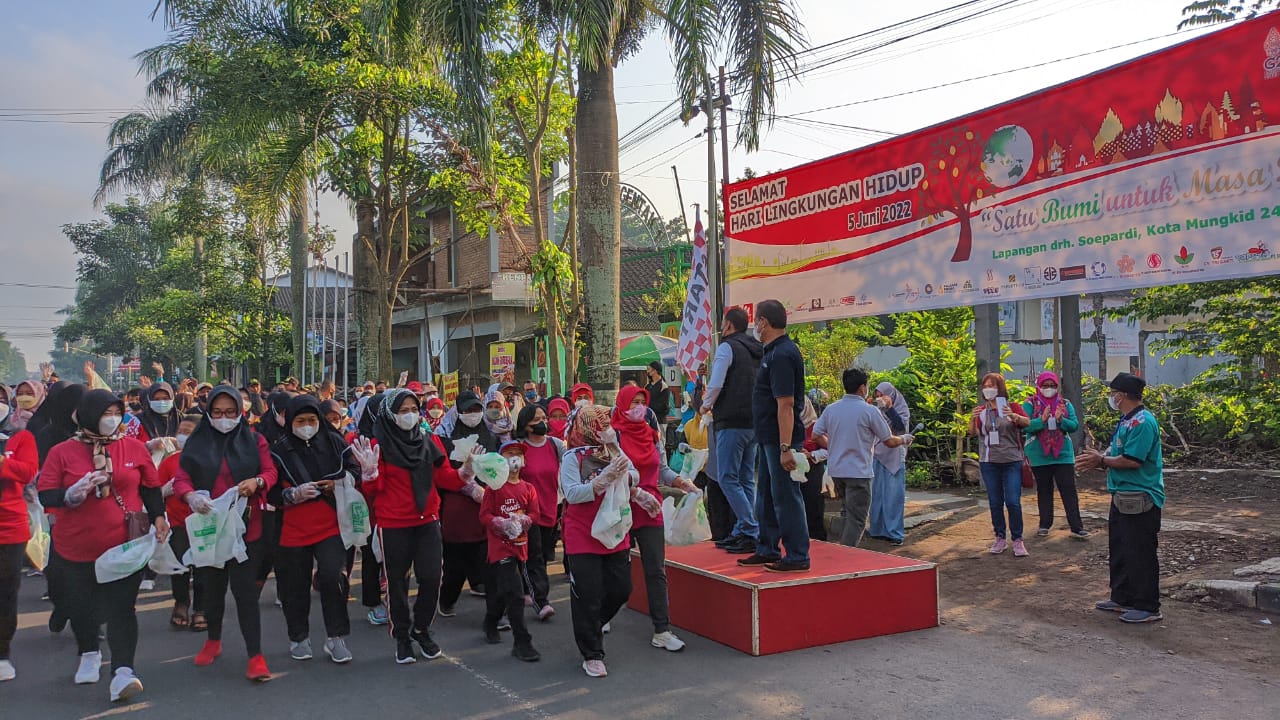 Asisten Perekonomian dan Pembangunan Sekretariat Daerah Kabupaten Magelang, Iwan Sutiarso bersama Kepala Dinas Lingkungan Hidup, Sarifudin saat melepas aksi pemungutan sampah.