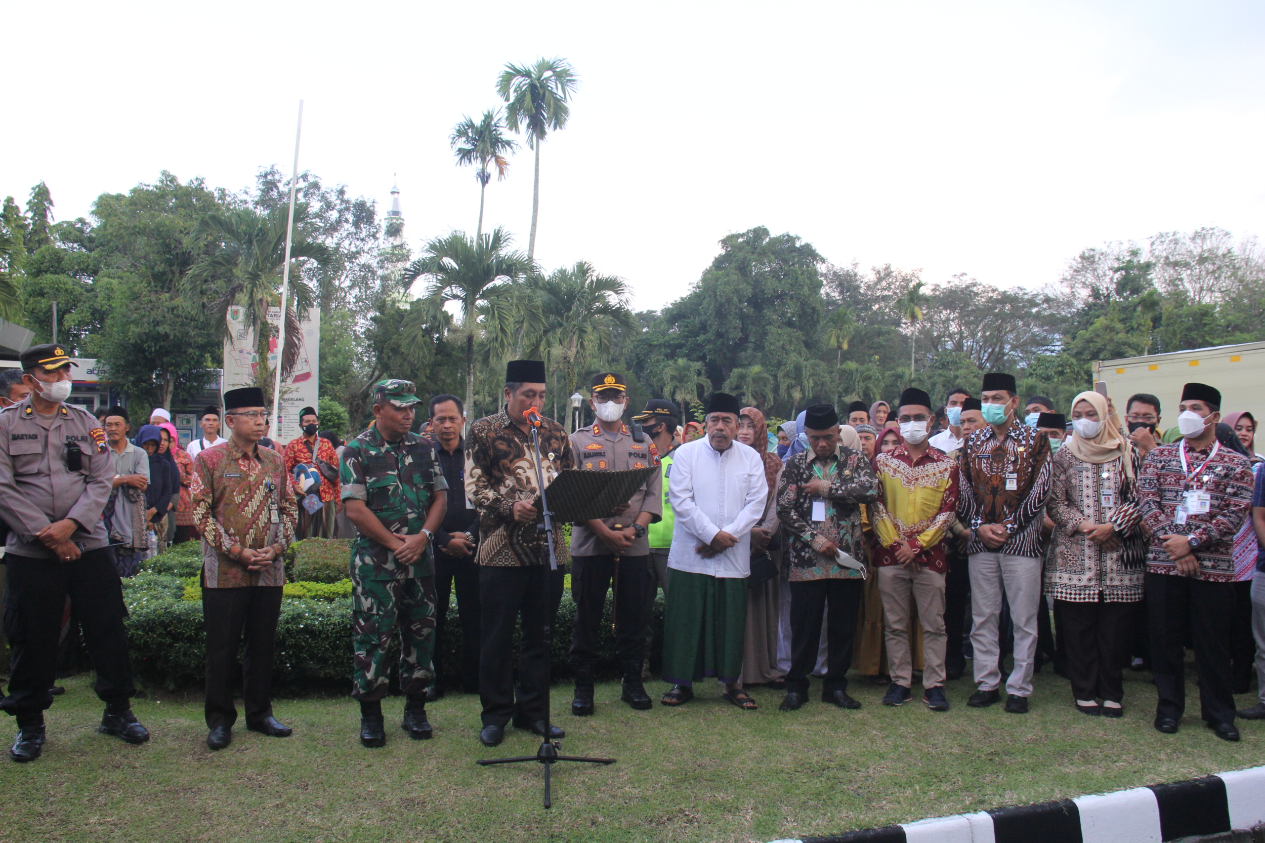 Bupati Magelang Zaenal Arifin didampingi jajaran Forkompimda melepas keberangkatan jamaah haji kloter 12 asal Kabupaten Magelang.