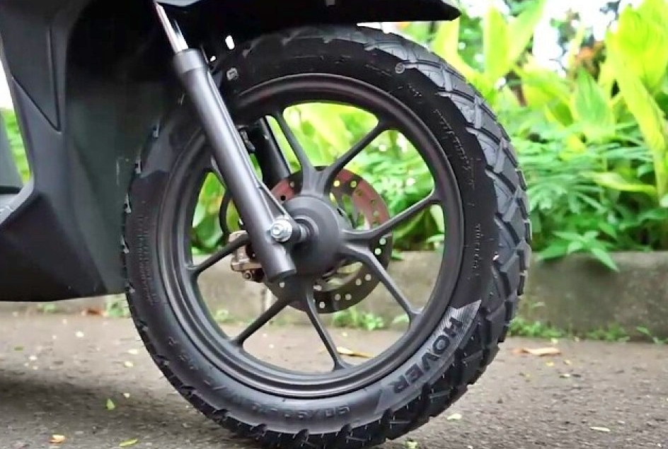 Ilustrasi ban roda depan motor matic habis sebelah