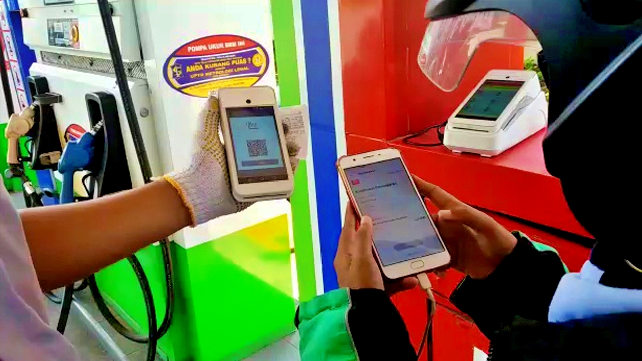 Ilustrasi pemakaian aplikasi Mypertamina di SPBU untuk membeli pertalite BBM bersubsidi