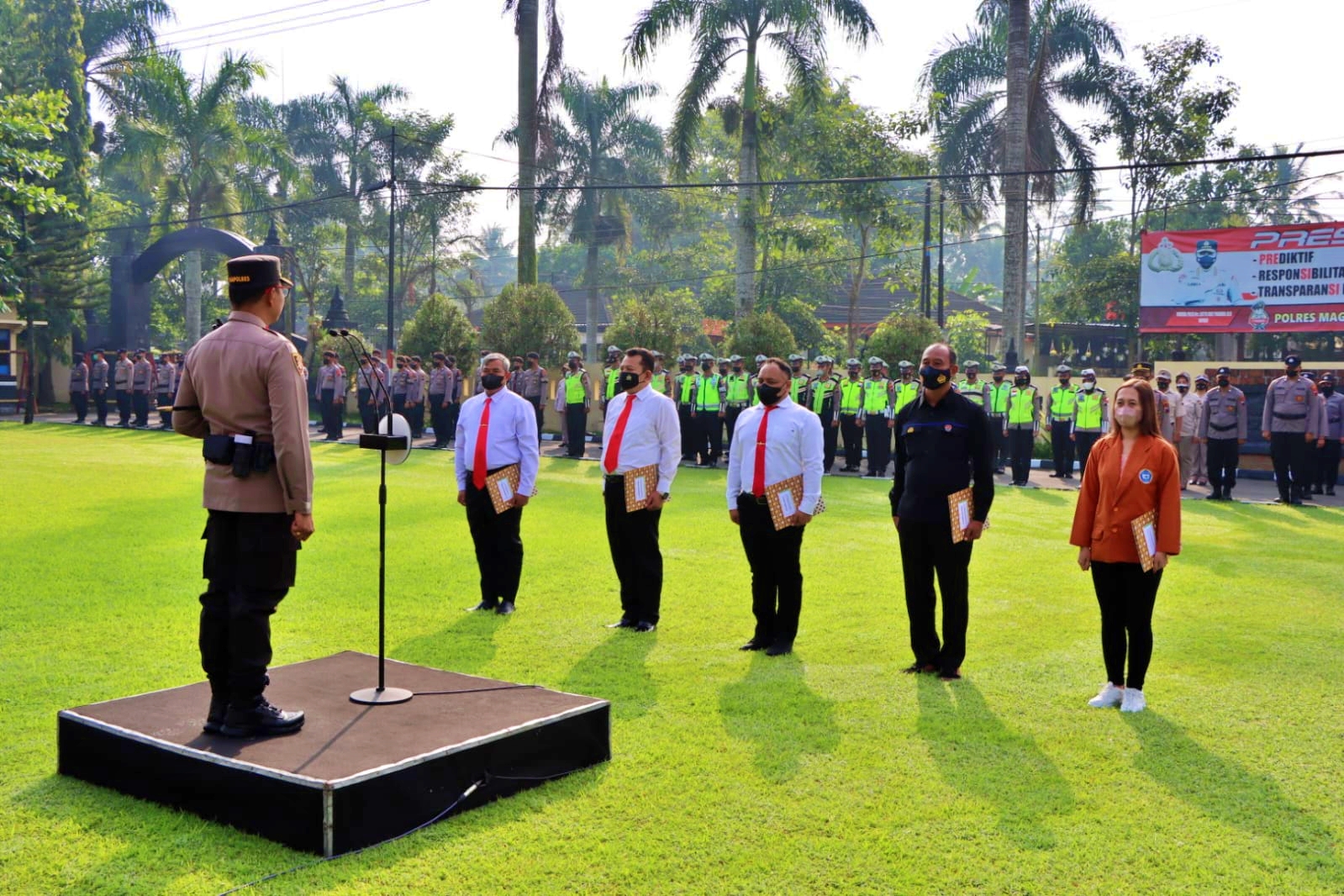 Kapolres Magelang berikan penghargaan kepada anggota karena prestasi ungkap kasus menonjol