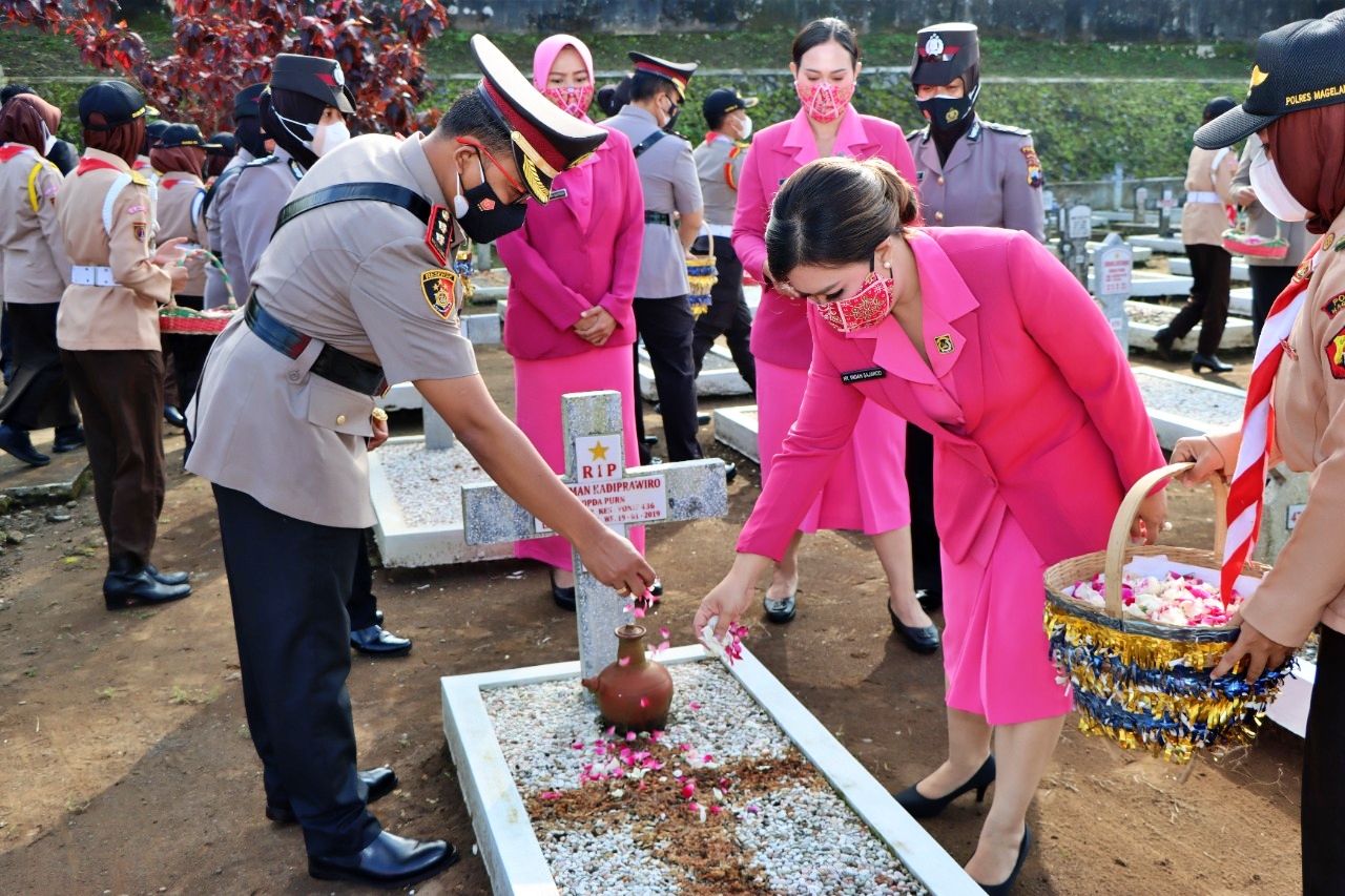 Kapolres Magelang beserta istri dan jajaran Polres Magelang saat ziarah ke taman makam pahlawan