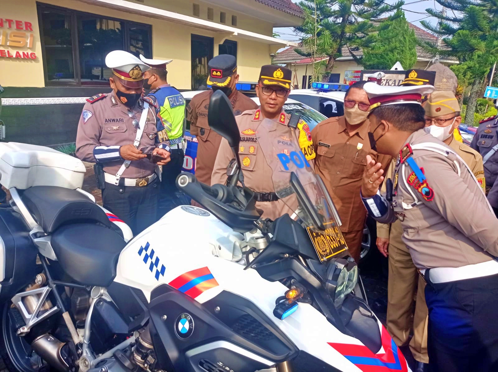 Kapolres Magelang didampingi Kasat Lantas Polres Magelang mengecek kendaraan kesiapan Operasi Patuh Candi 2022