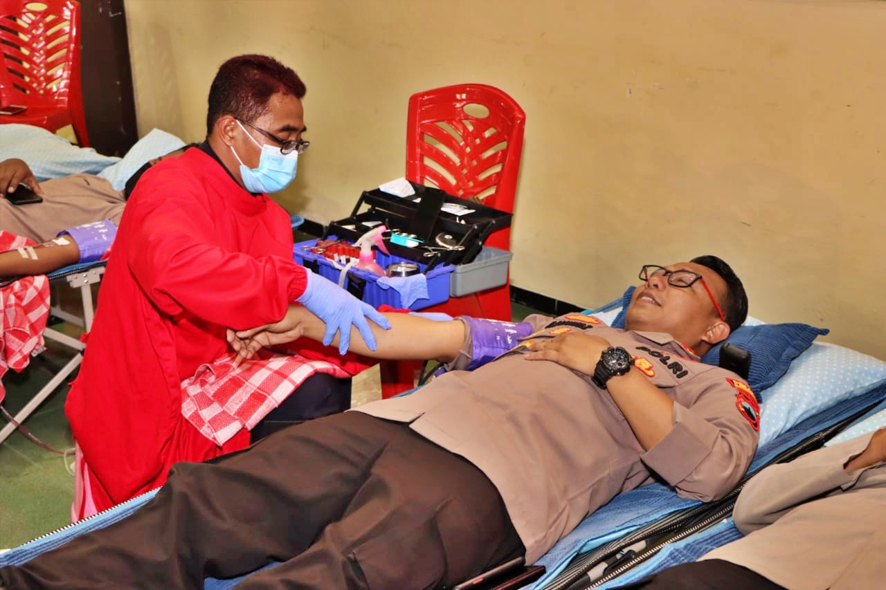 Kapolres Magelang saat melakukan donor darah dalam rangka HUT Bhayangkara ke 76