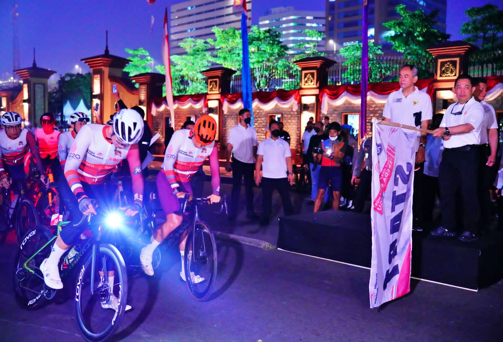 Kapolri saat melepas pesepeda gowes pecahkan muri