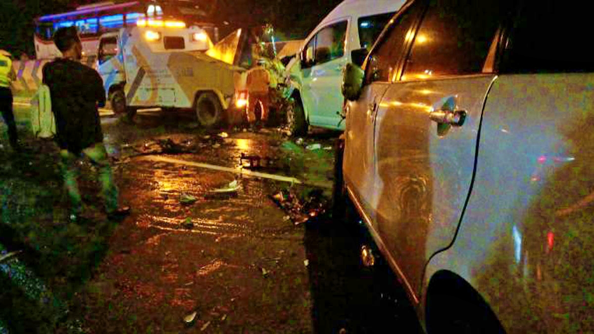 Kecelakaan beruntun di Jalan Tol Cipularang
