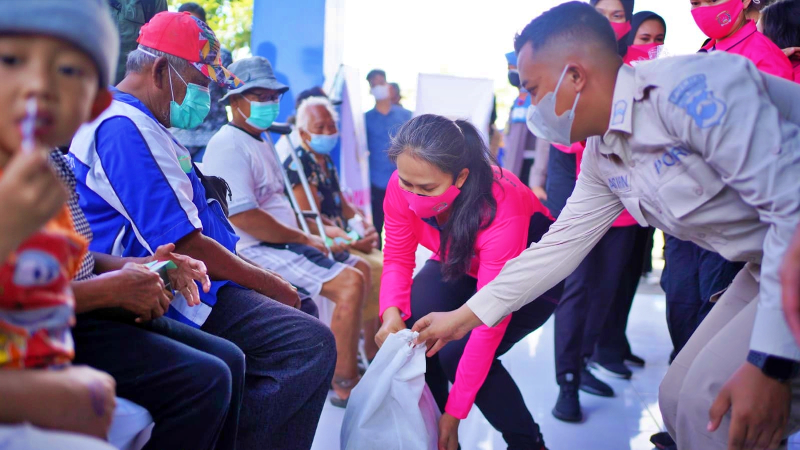 Ketum Bhayangkari Bagikan Bansos Pada Warga Terdampak Rob di Sekitar Pelabuhan Tanjung Emas