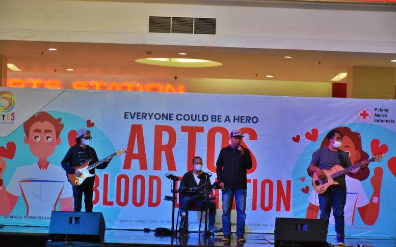 Konser musik menghibur para pendonor darah dan nakes di Artos Mall