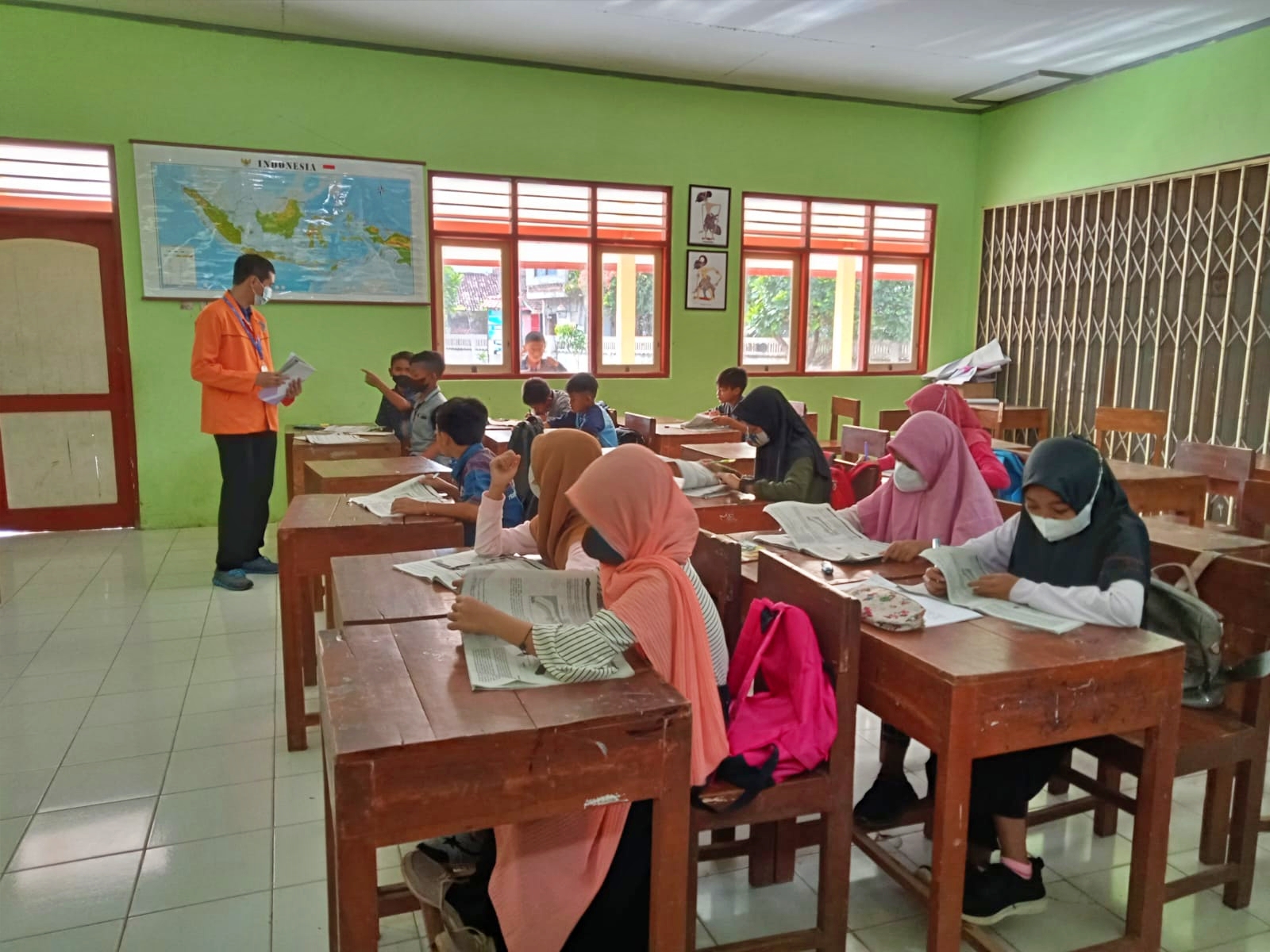 Mahasiswa saat lakukan pendampingan siswa di dalam kelas