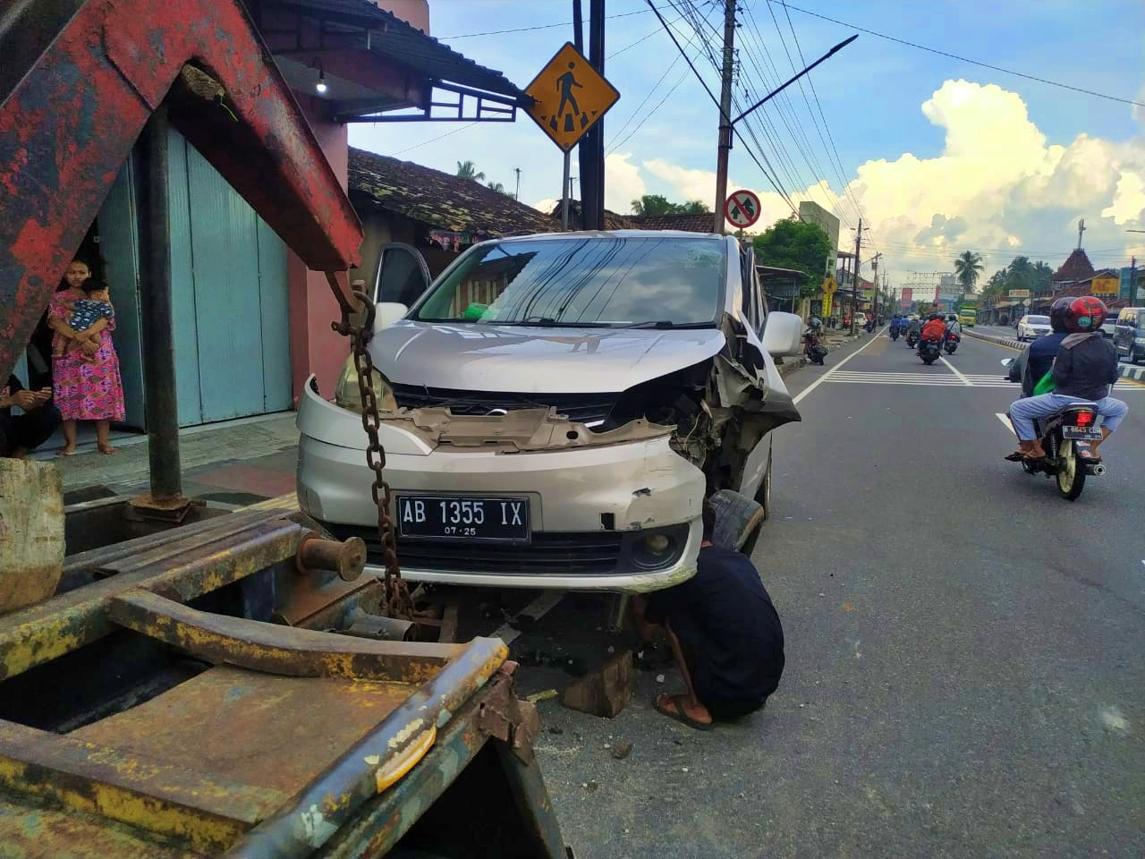 Mobil yang terlibat kecelakaan di Salam Magelang saat dievakuasi dengan truk derek