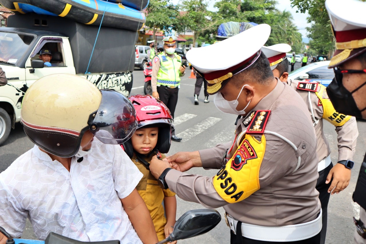 Operasi Patuh 2022 di depan Polres Magelang bagi bagi bingkisan dan helm
