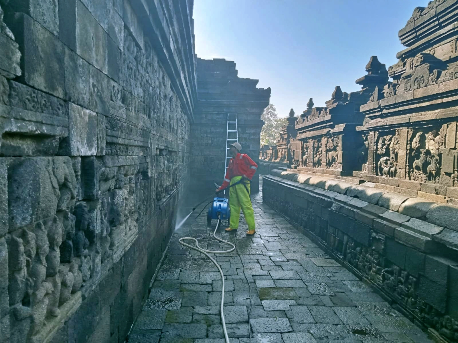 Pegawai BKB reresik Candi Borobudur dalam rangka Hari Purbakala
