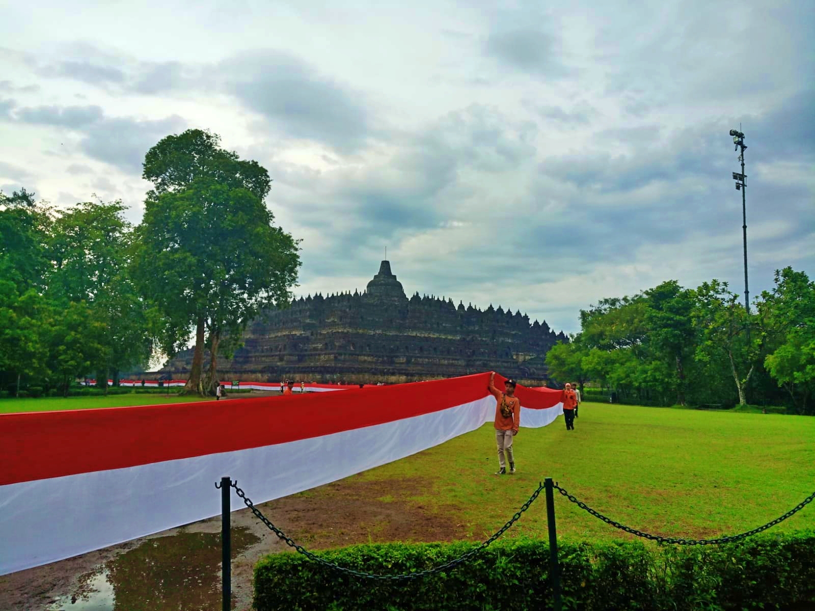 Pembentangan Bendera Merah Putih sepanjang 1000 meter di Candi Borobudur Magelang