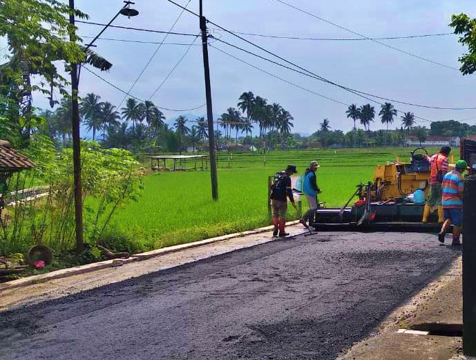 Perbaikan jalan oleh DPUPR Kabupaten Magelang di Jalan Sukorejo Mertoyudan