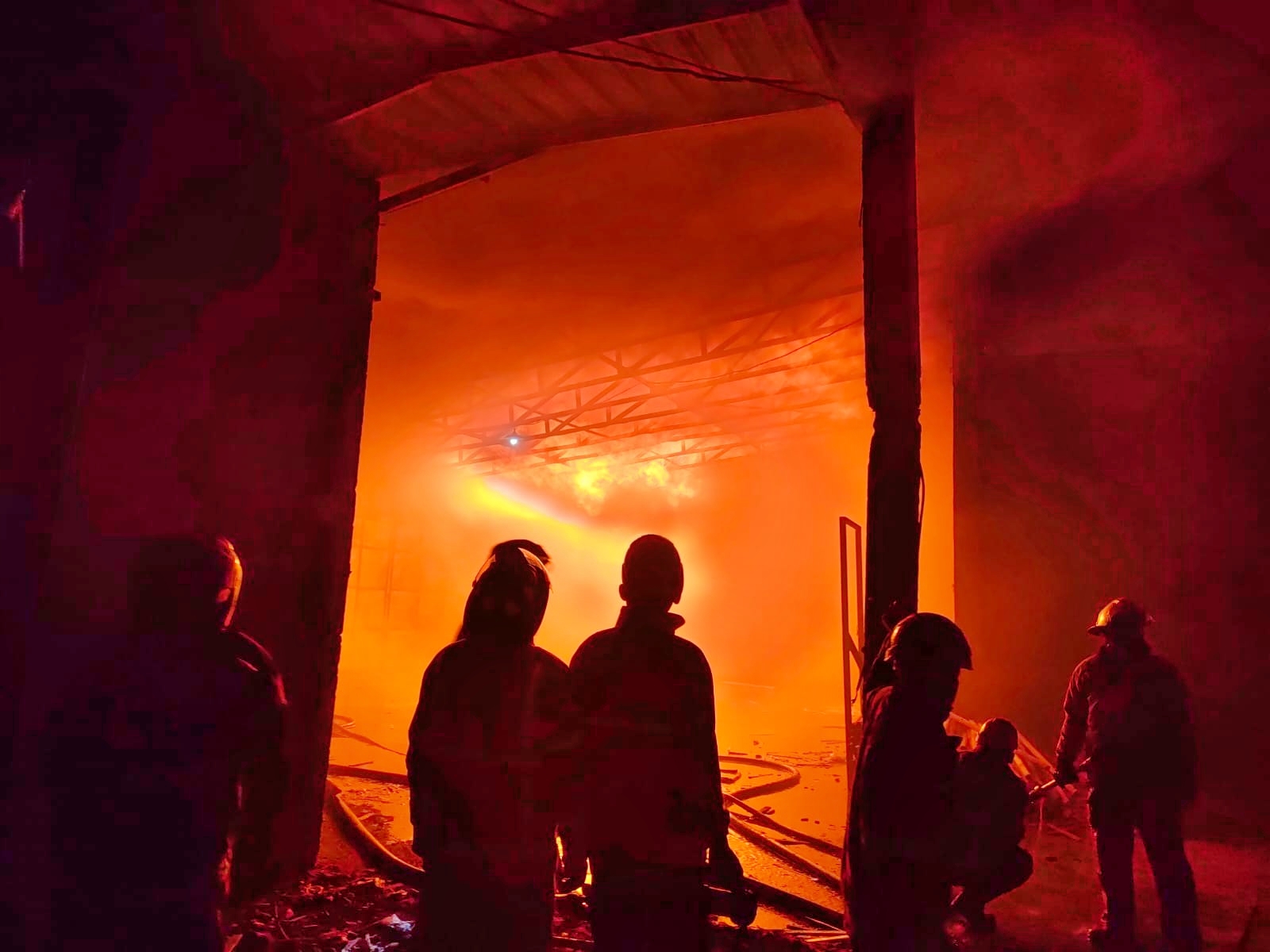 Petugas Damkar Kabupaten Magelang saat memadamkan api kebakaran di Pabrik Kayu daerah Muntilan