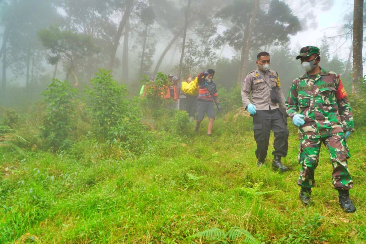 Petugas Kepolisian, TNI dan Relawan di Kaliangkrik Magelang saat mengevakuasi Jenazah seorang perempuan dari Hutan Lereng Sumbing