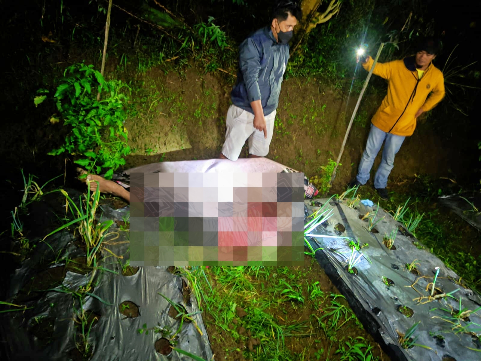 Petugas polisi saat mengecek mayat yang ditemukan di sebuah ladang di Kajoran Magelang