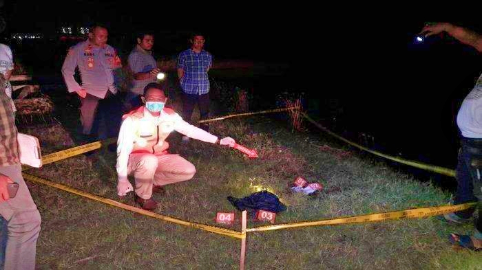 Petugs Polisi saat lakukan olah TKP pembuangan janin bayi oleh sepasang pelajar