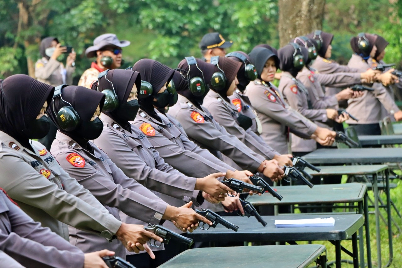 Polwan anggota Polres Magelang saat mengikuti lomba menembak