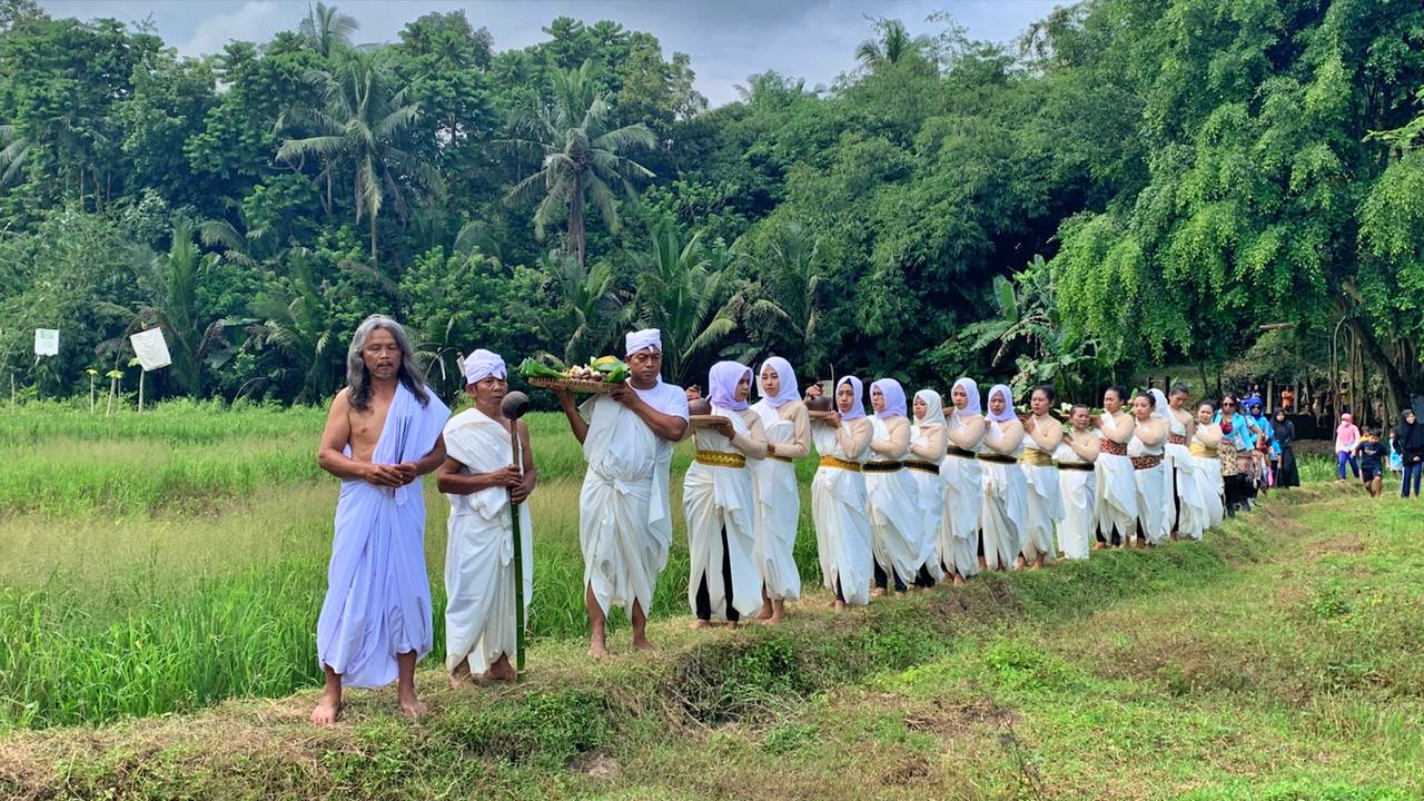 Prosesi ritual di Ringin putih Borobudur Magelang