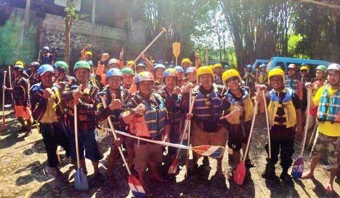 Relawan dari Klaten berlatih water rescue di Sungai Elo Magelang