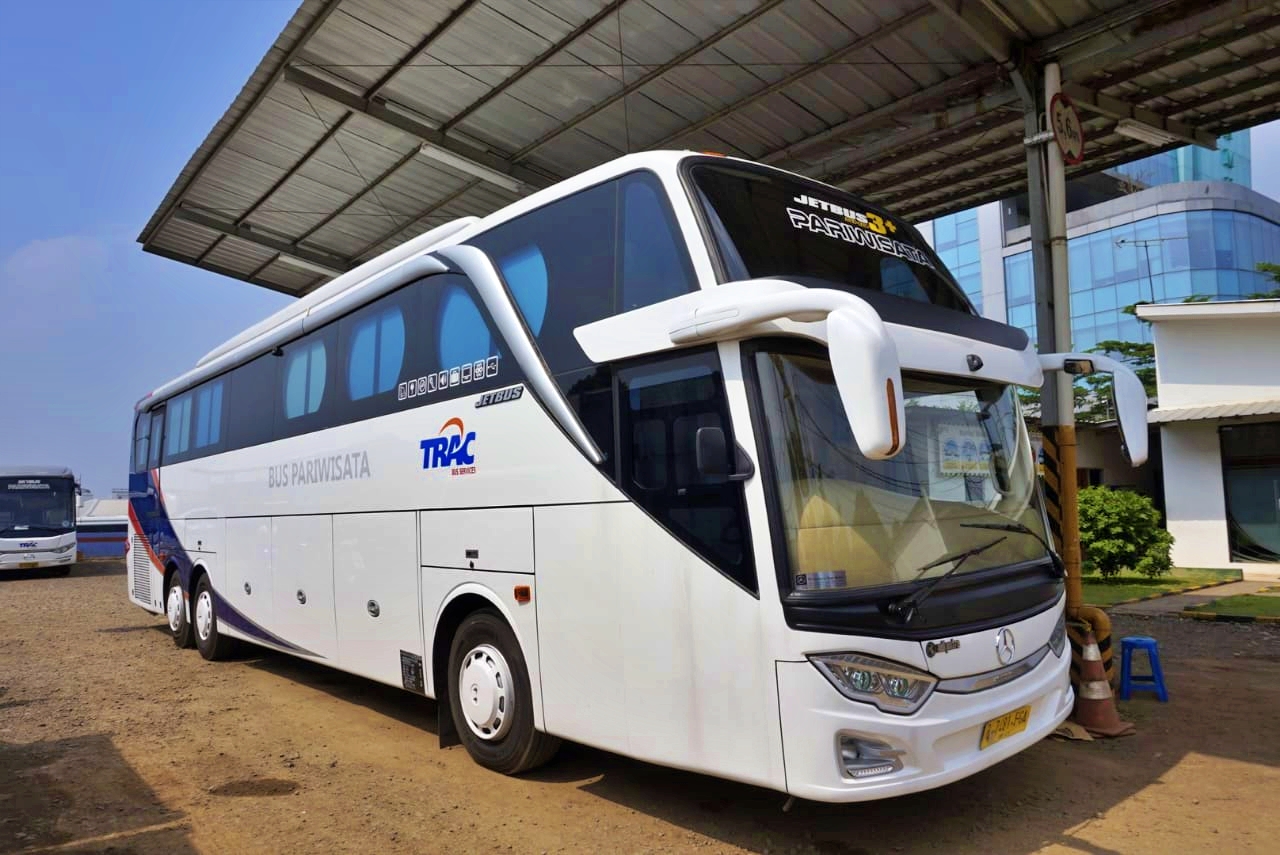 Salah satu bus tanpa pintu di bagian sopir