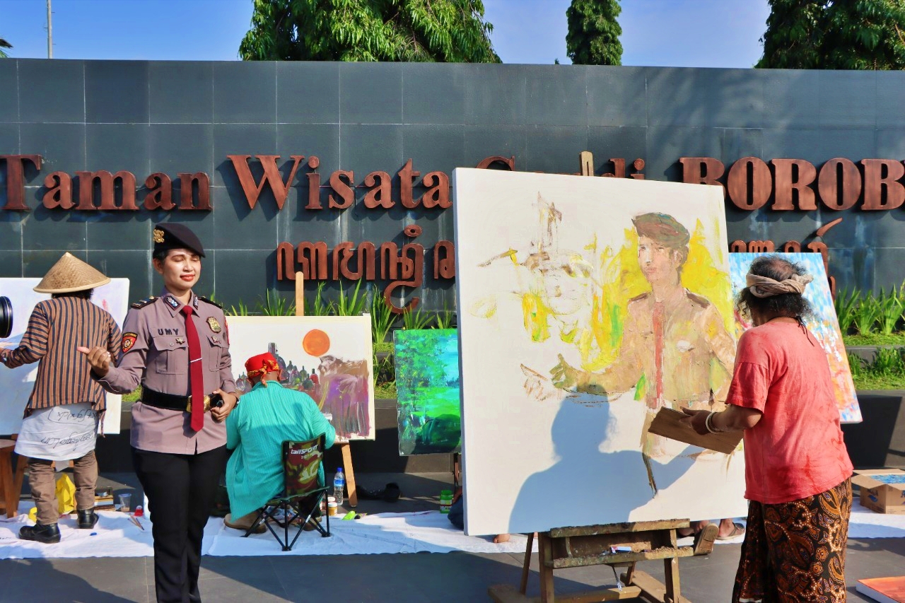 Seniman lukis saat menggambar seorang Polisi di kawasan Borobudur Magelang