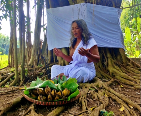 Seorang tokoh spiritual saat prosesi ritual di sendang pula Ringin Putih Borobudur Magelang