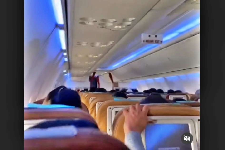 Tangkapan layar video dalam pesawat yang gagal landing