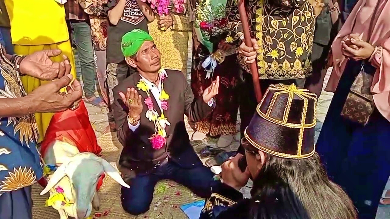 Tangkapan layar video seorang pria melakukan pernikahan unik dengan seekor kambing