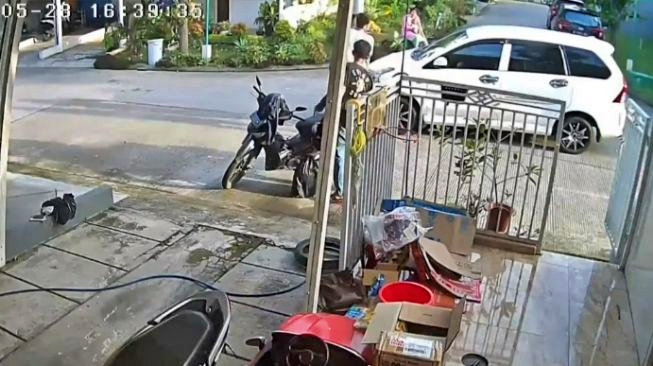 Tangkapan layar video warga dianiaya pengemudi karena diingatkan jangan ngebut viral