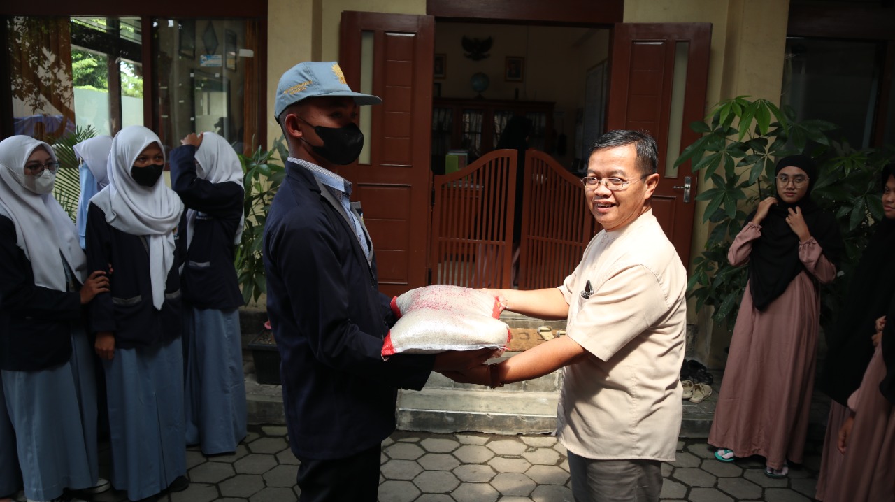 Pelajar SMK Muhammadiyah Mungkid Magelang Rayakan Kelulusan dengan Bagi-Bagi Sembako