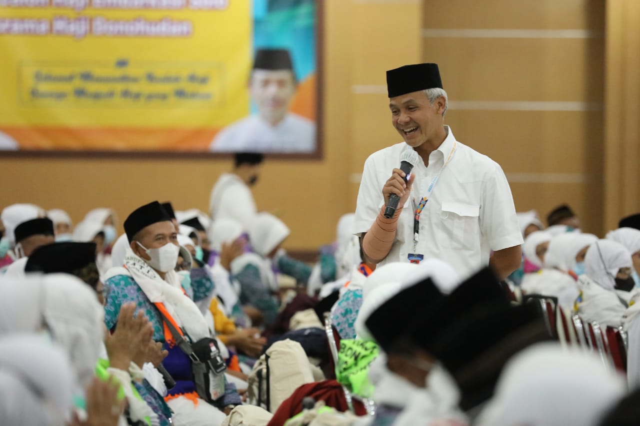 Lepas Keberangkatan Calon Haji, Ganjar Terharu Kisah Perjuangan Penjual Pecel asal Pati