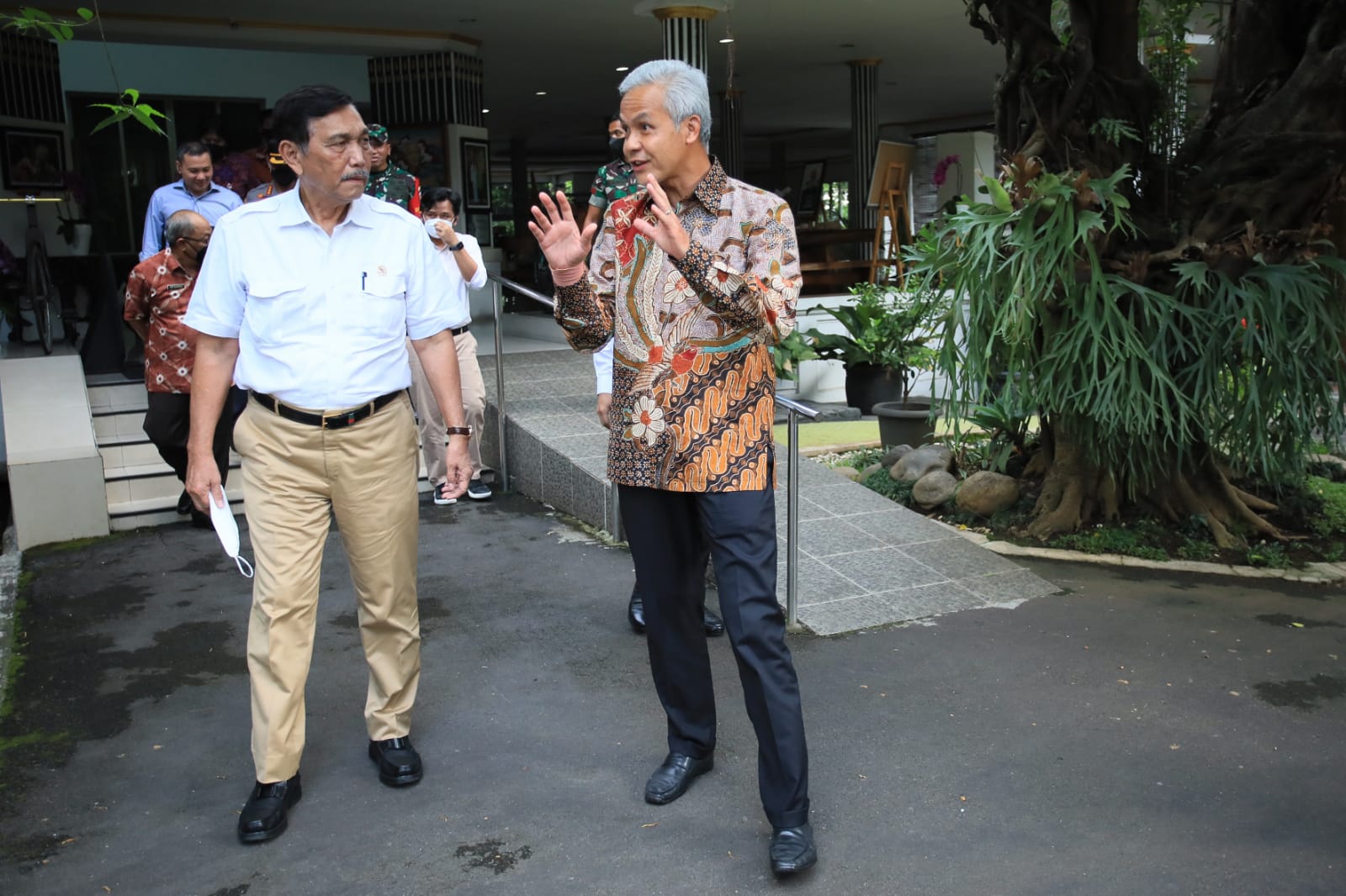 Luhut Temui Ganjar di Semarang, Bahas Minyak Goreng dan Banjir Rob