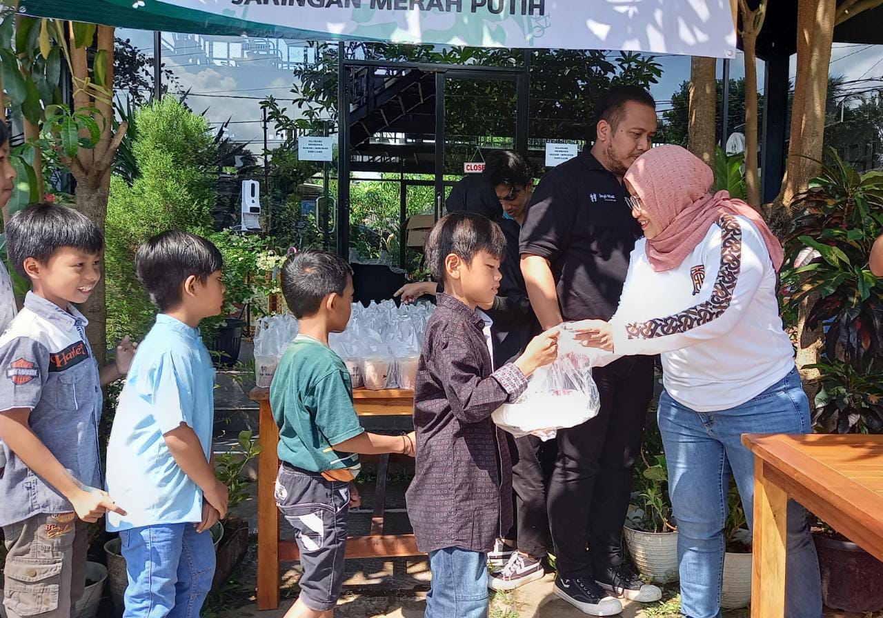 Wujud Kepedulian, Janji Hati Coffe & Kitchen Borobudur Bagikan Bingkisan ke Ratusan Anak