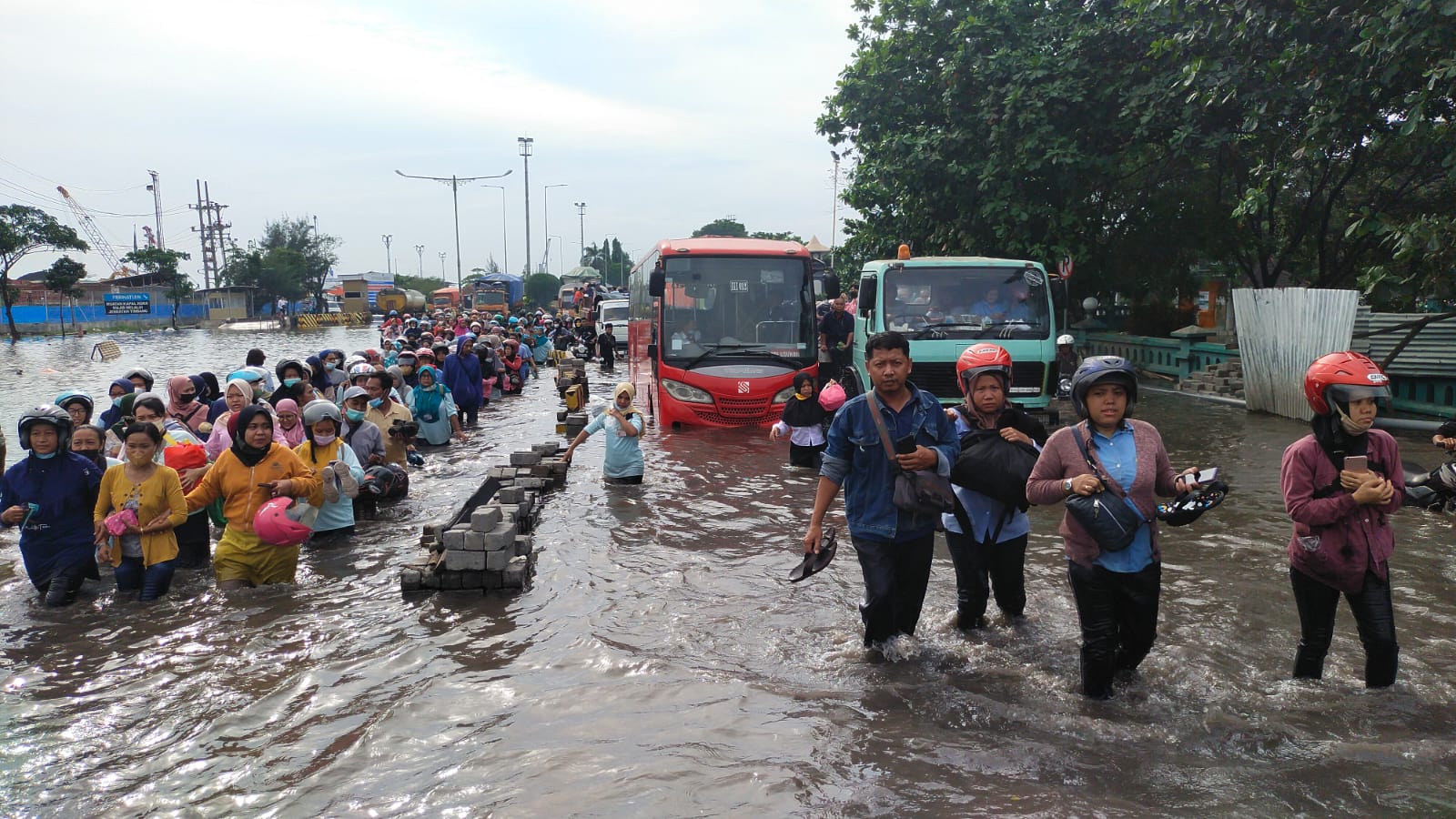 Antisipasi Gelombang Tinggi, Ganjar Kebut Penguatan Tanggul
