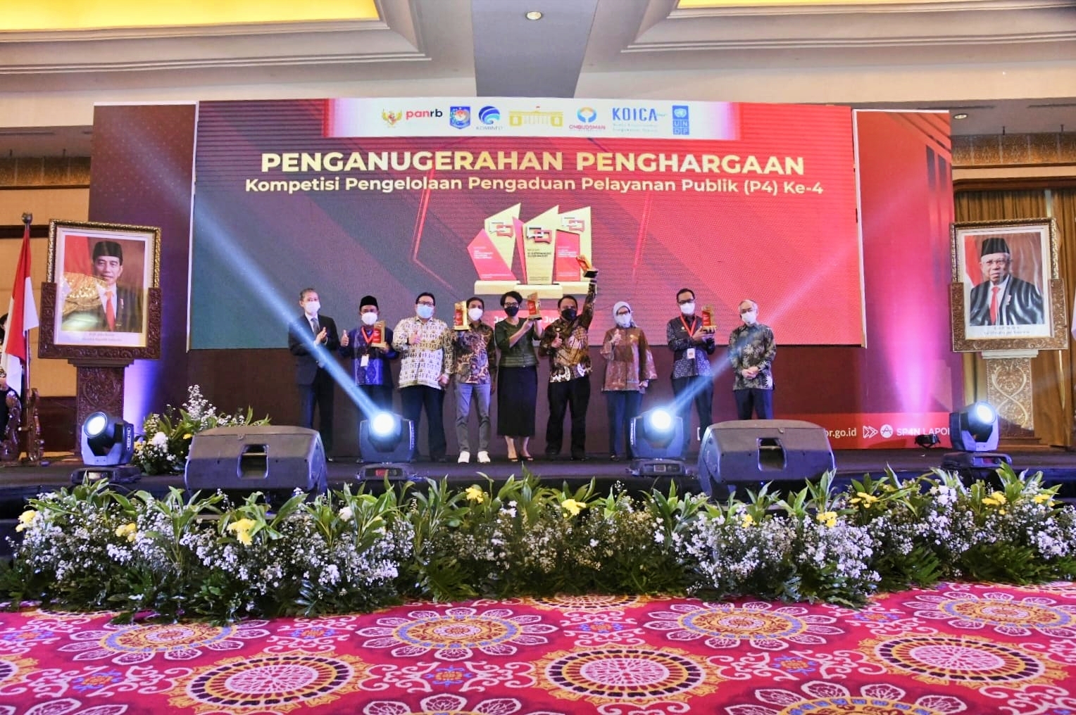 penyerahan penghargaan layanan publik salah satunya untuk Kemenkumham