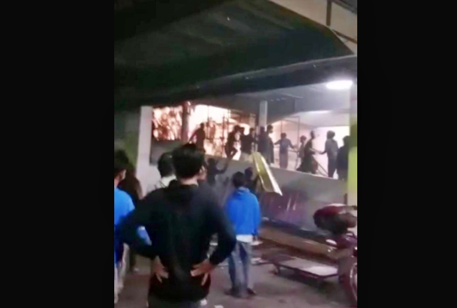 tangkapan layar video suasana ricuh antar penonton di sebuah pentas musik di jogja