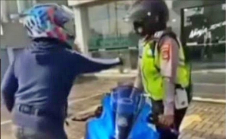 tangkapan layar video viral sepeda motor ditilang saat keluar dealer