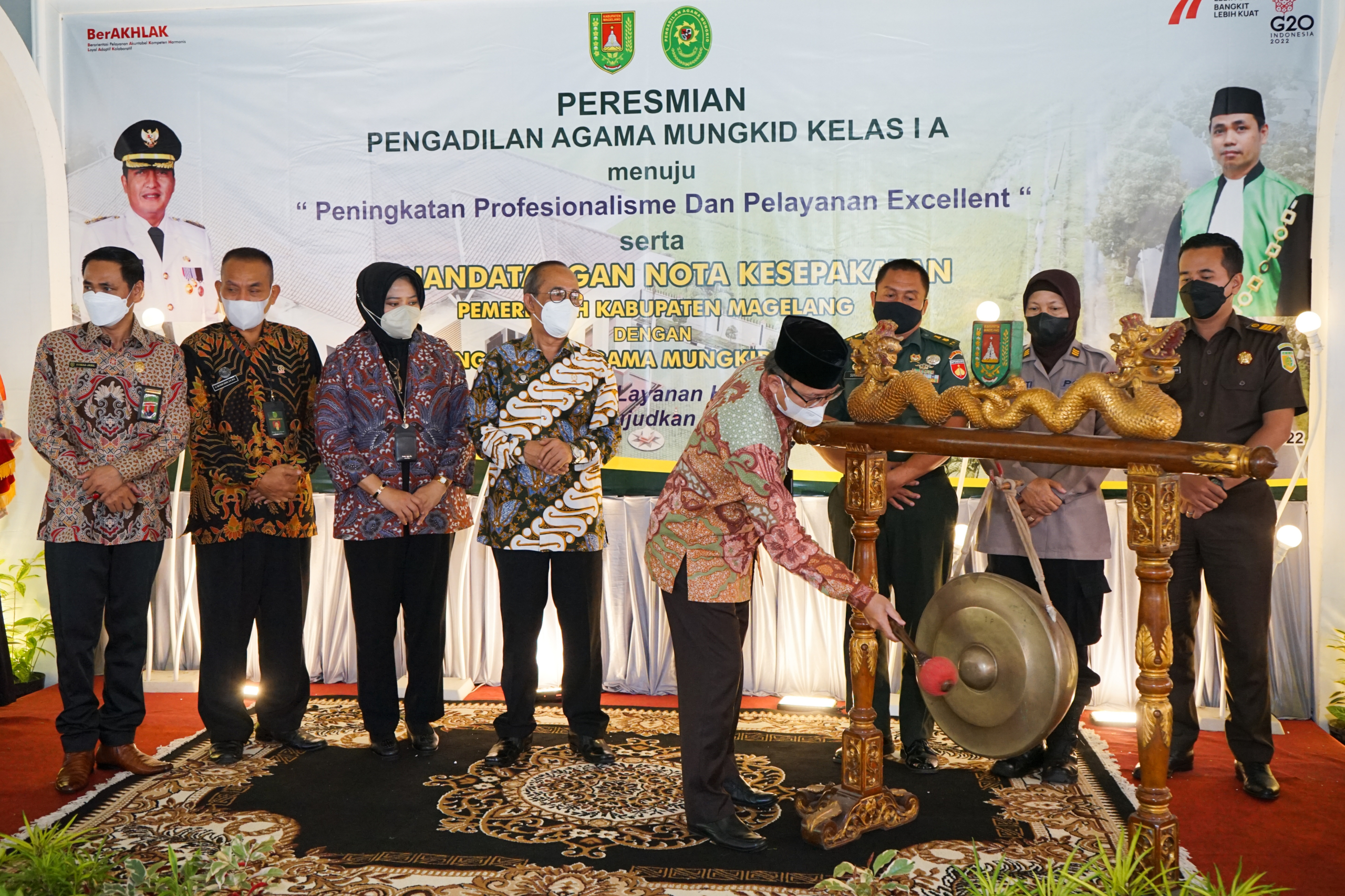 Sekretaris Daerah Adi Waryanto bersama Jajaran Forkompimda, Kepala Biro Perlengkapan Mahkamah Agung Republik Indonesia dan Ketua Pengadilan Tinggi Agama Semarang saat meresmikan Pengadilan Agama Mungkid Kelas IA.